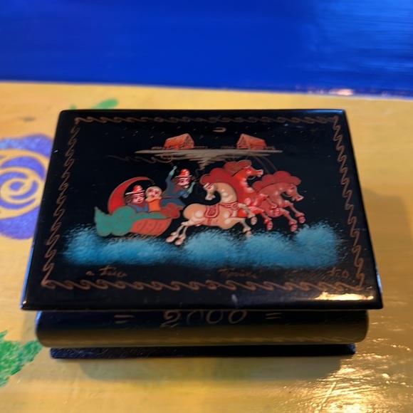 Russian enamel box finely painted details lacquer black horses farm carriage - Picture 3 of 10